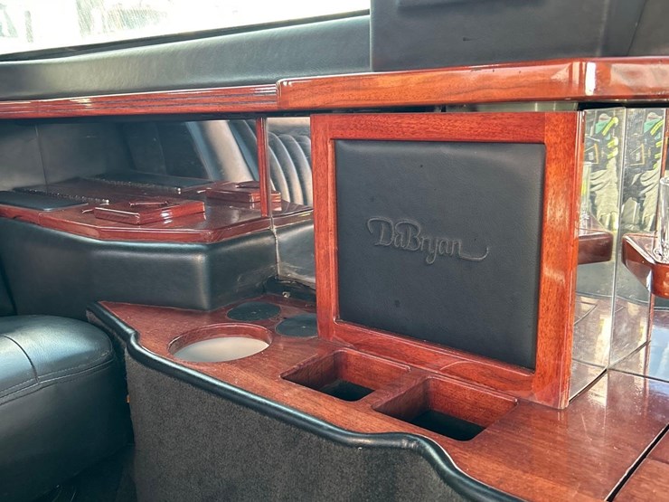 2003-lincoln-town-car-limo-image-15