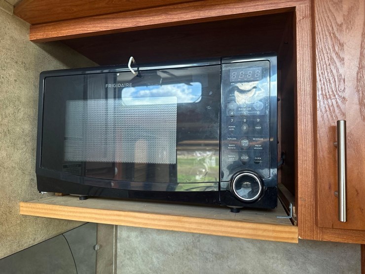 2009-fuzion-5th-wheel-camper/-toy-hauler-image-22