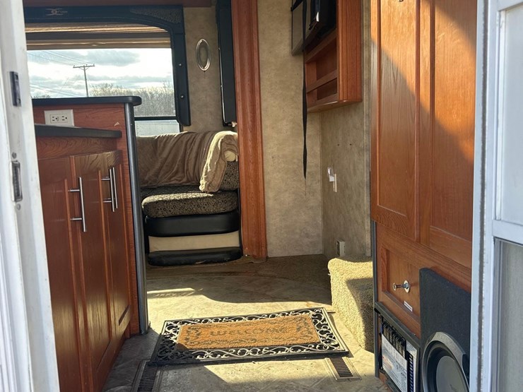 2009-fuzion-5th-wheel-camper/-toy-hauler-image-17