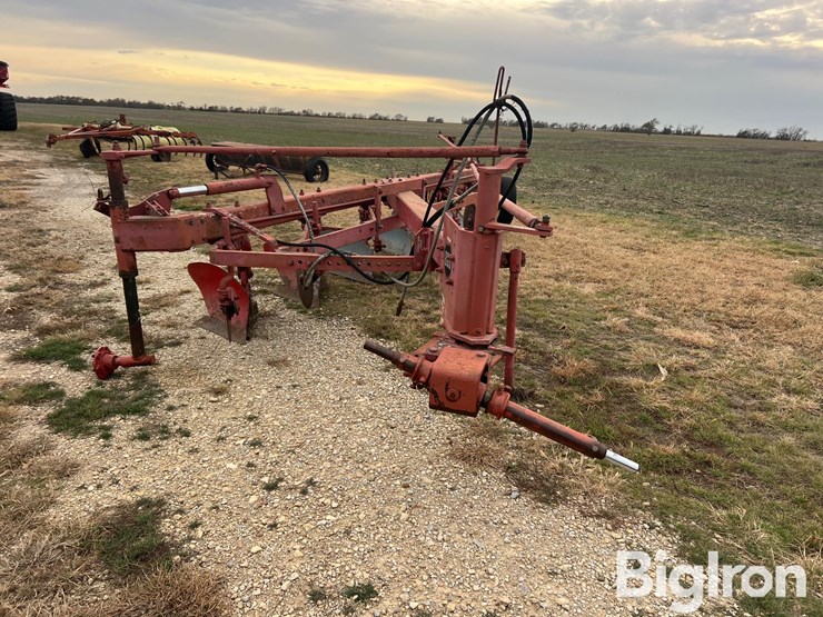 massey-ferguson-880-image-2