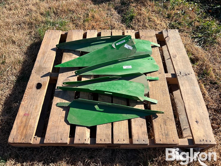 john-deere-straw-chopper-deflectors-image-3