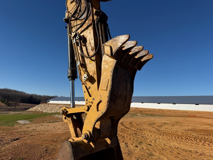 caterpillar-320-image-13