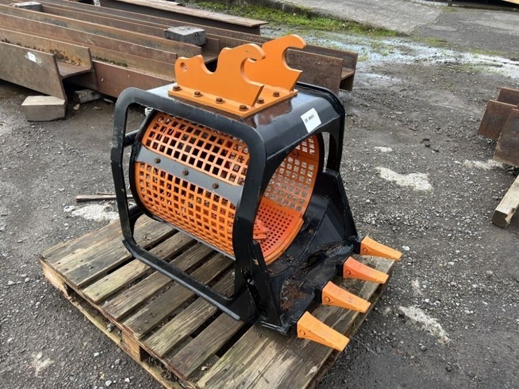 22"-rock-screening-bucket-w/2-screens-image-2