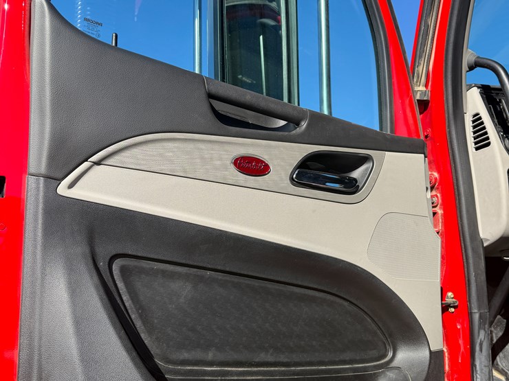 peterbilt-589-image-76