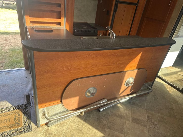 2009-fuzion-5th-wheel-camper/-toy-hauler-image-19