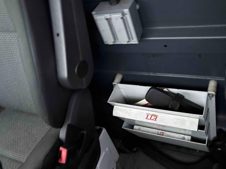 2013-mercedes-benz-bucket-truck-image-23