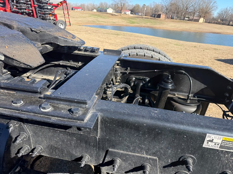 peterbilt-589-image-13