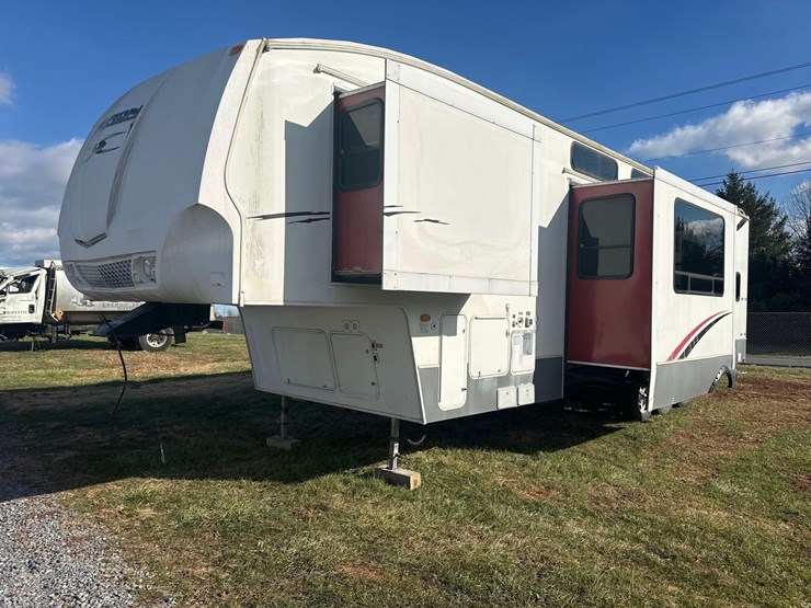 2009-fuzion-5th-wheel-camper/-toy-hauler-image-1