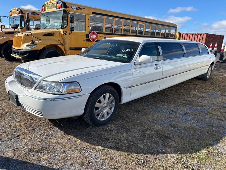 2003-lincoln-town-car-limo-image-1