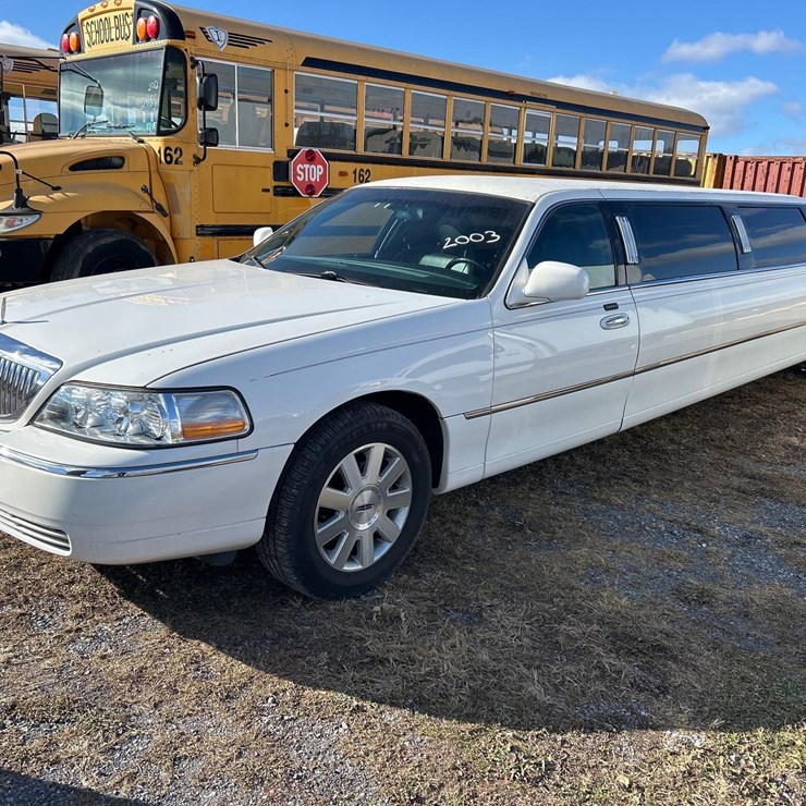 2003 Lincoln Town Car Limo