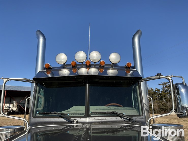 2010-peterbilt-389-image-14