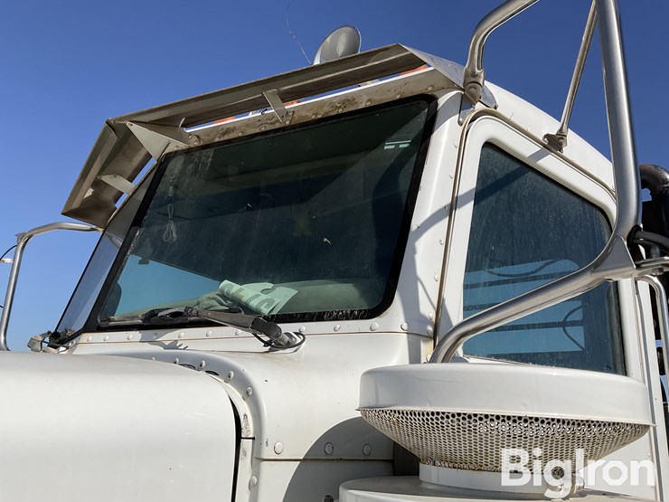 peterbilt-388-image-13