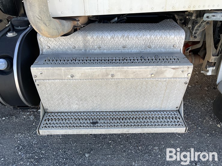 2014-peterbilt-388-image-10