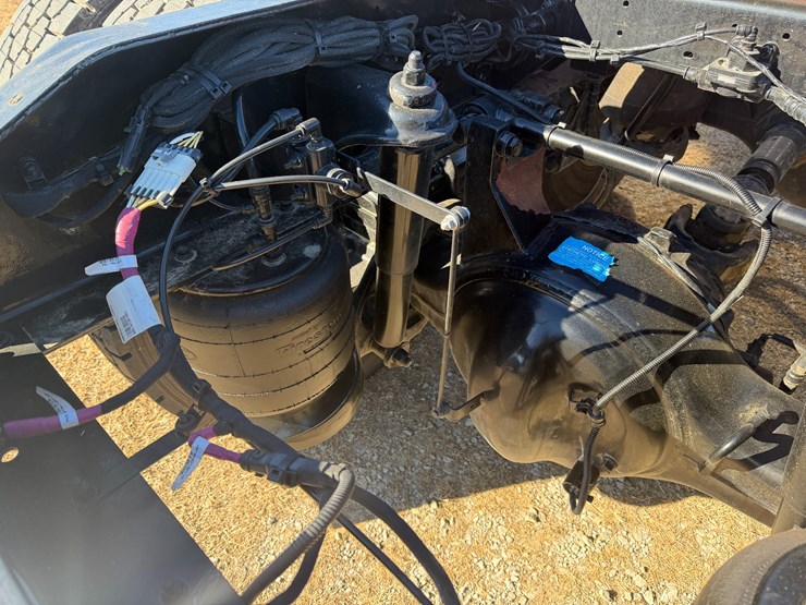 peterbilt-589-image-14