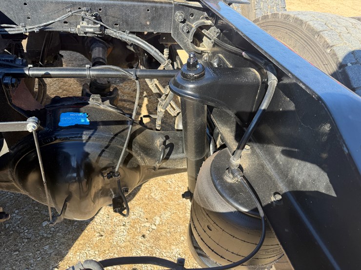 peterbilt-589-image-15