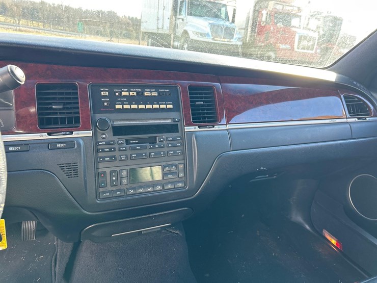 2003-lincoln-town-car-limo-image-19