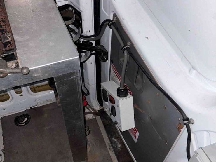 2013-mercedes-benz-bucket-truck-image-16