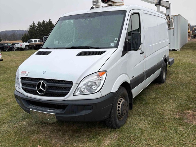 2013-mercedes-benz-bucket-truck-image-1