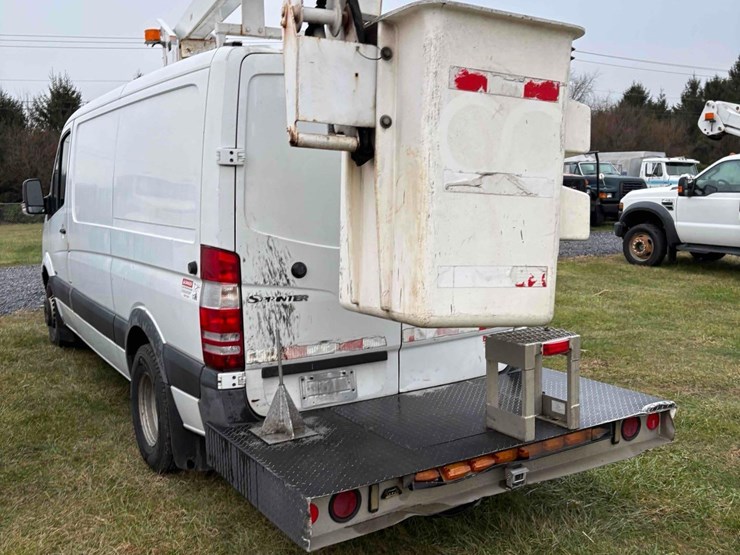 2013-mercedes-benz-bucket-truck-image-4