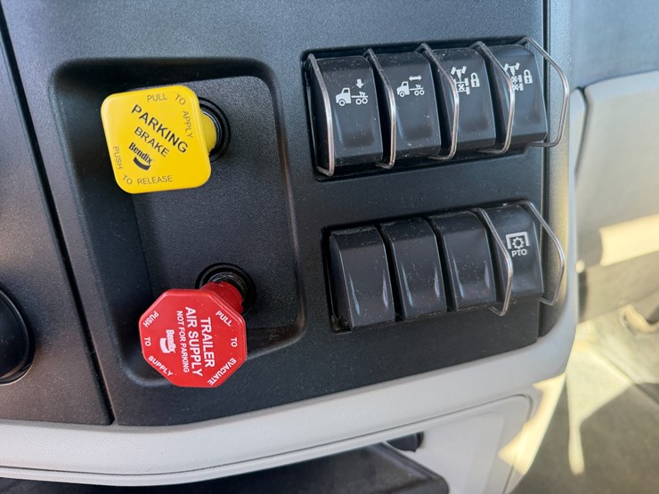 peterbilt-589-image-91