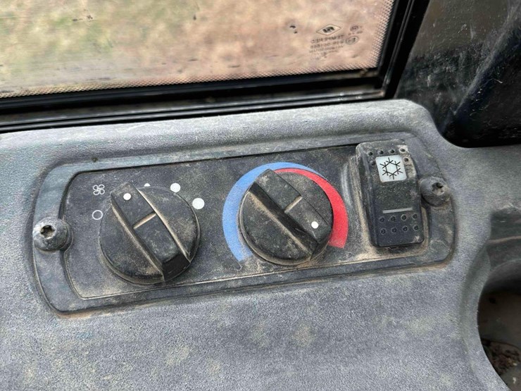 2015-caterpillar-d5k2-lgp-image-15