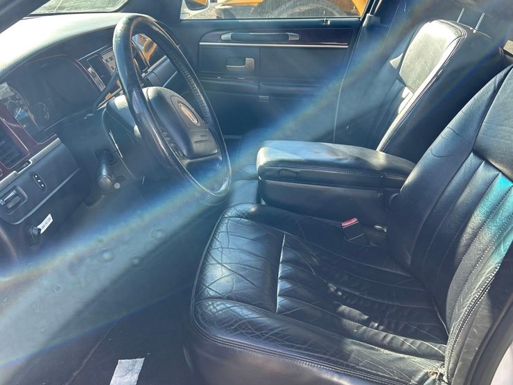 2003-lincoln-town-car-limo-image-18