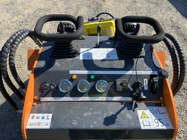 2025-aboss-gh380-mini-compact-track-loader-image-13