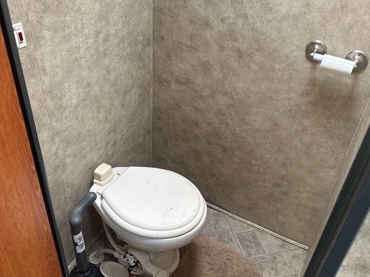 2009-fuzion-5th-wheel-camper/-toy-hauler-image-33