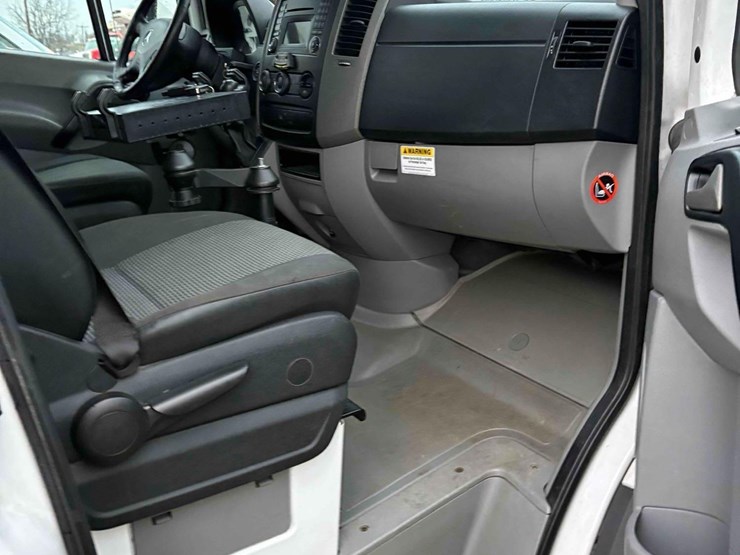 2013-mercedes-benz-bucket-truck-image-19