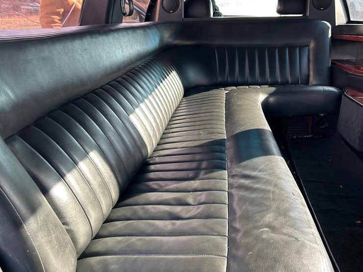 2003-lincoln-town-car-limo-image-16