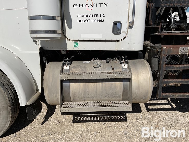 peterbilt-388-image-16