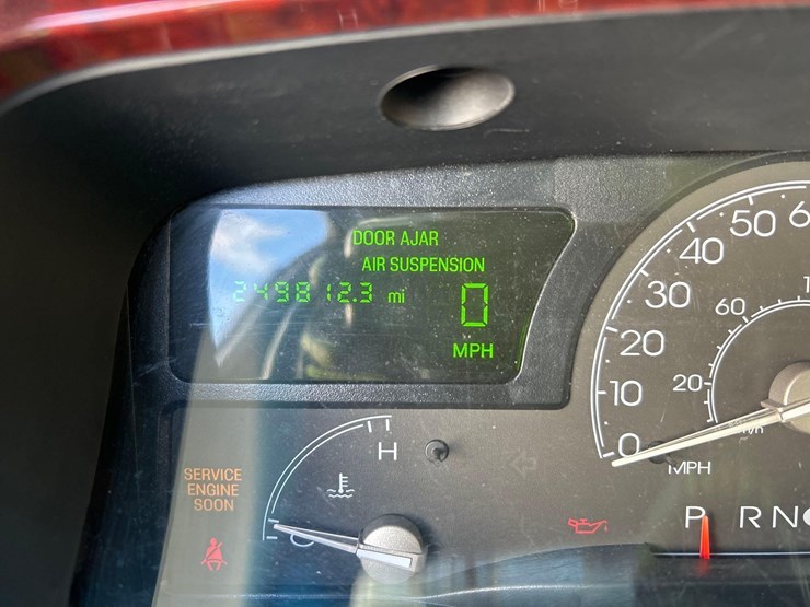 2003-lincoln-town-car-limo-image-23