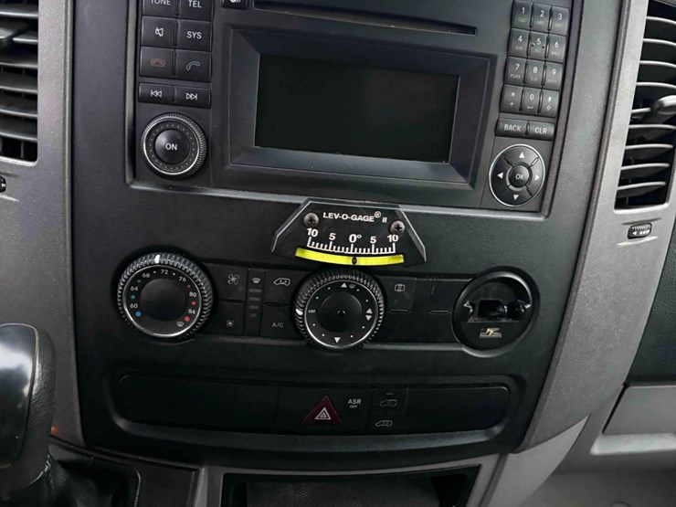 2013-mercedes-benz-bucket-truck-image-24