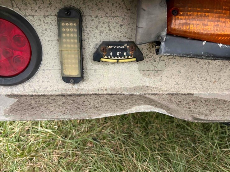 2013-mercedes-benz-bucket-truck-image-5