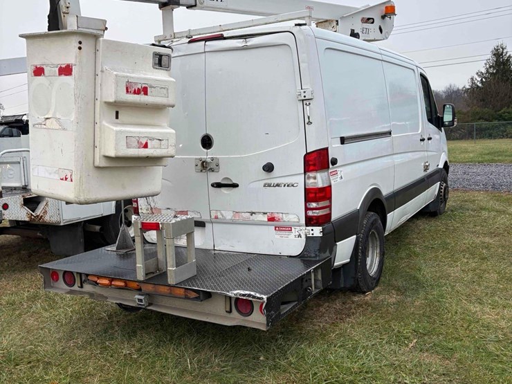 2013-mercedes-benz-bucket-truck-image-3