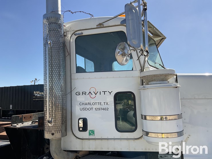 2014-peterbilt-388-image-11