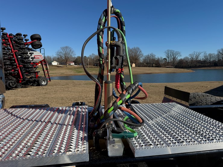 peterbilt-589-image-23