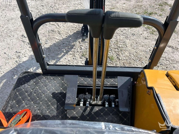 2025-cfg-industrial-qk18r-mini-excavator-image-13