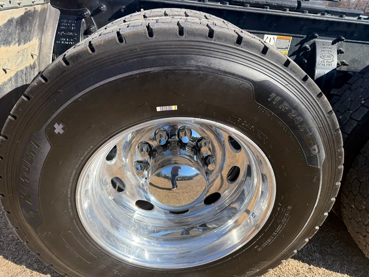 peterbilt-589-image-11