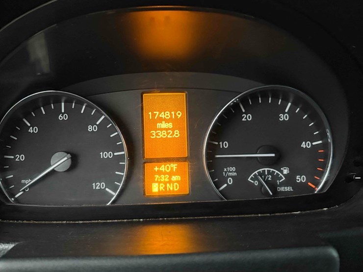 2013-mercedes-benz-bucket-truck-image-27