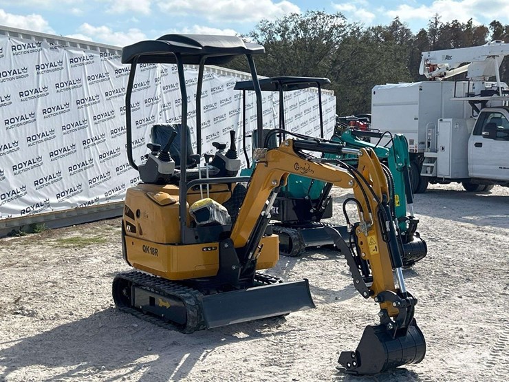 2025-cfg-industrial-qk18r-mini-excavator-image-2