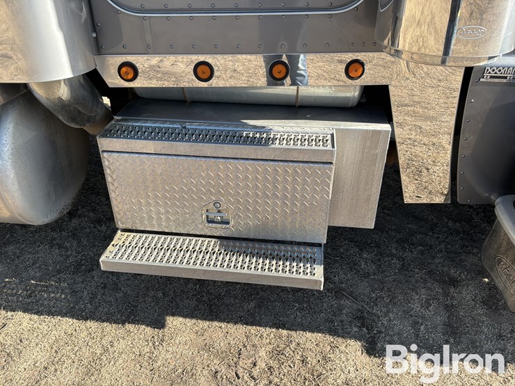 2010-peterbilt-389-image-19