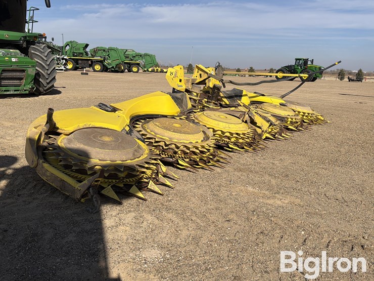 2024-john-deere-772-image-3