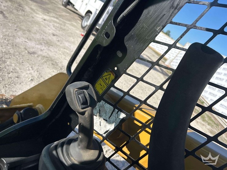 2017-caterpillar-249d-compact-track-loader-skid-steer-image-16