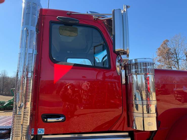 peterbilt-589-image-40