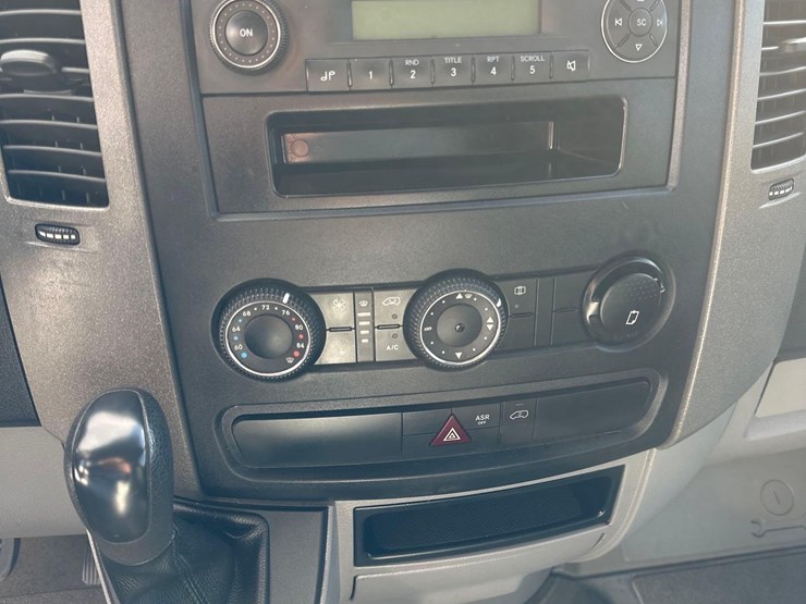 2012-frieghtliner-3500-box-truck-image-16