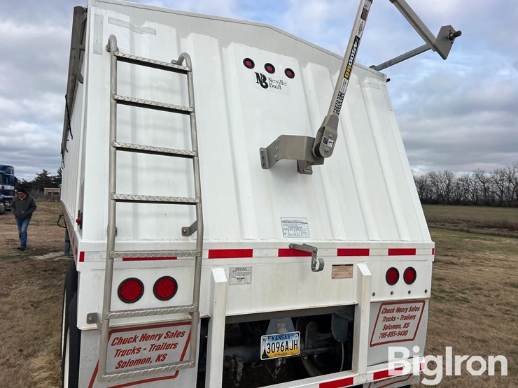 2011-neville-trailer-image-18