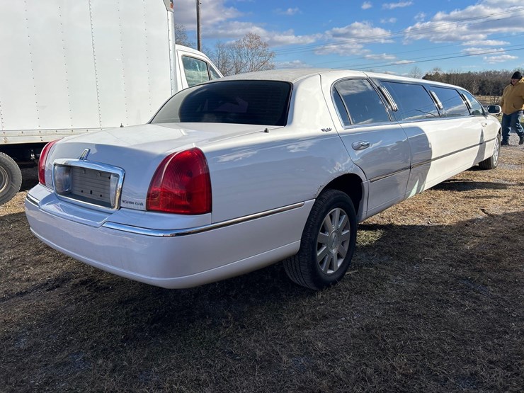 2003-lincoln-town-car-limo-image-4