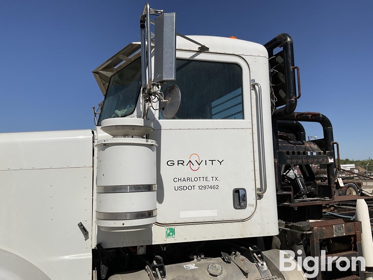 peterbilt-388-image-15