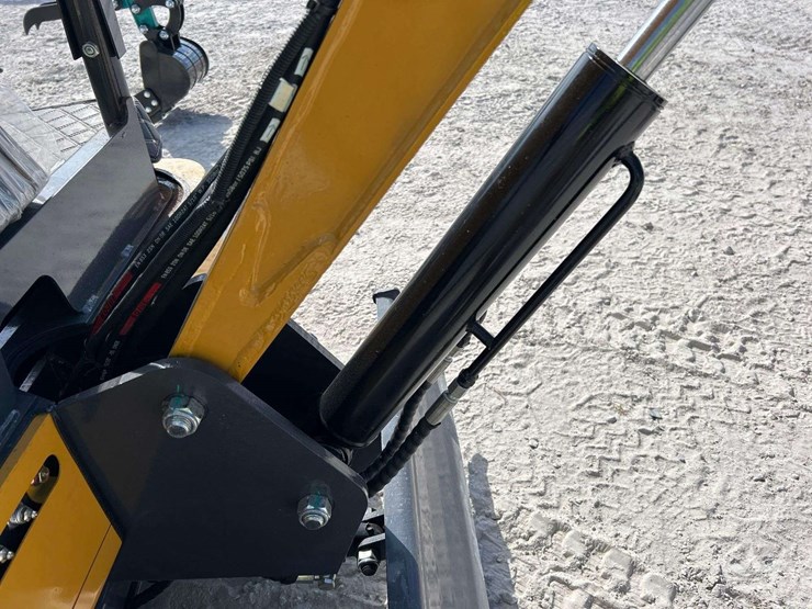 2025-cfg-industrial-qk18r-mini-excavator-image-11